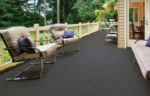 Fade-resistant outdoor carpet